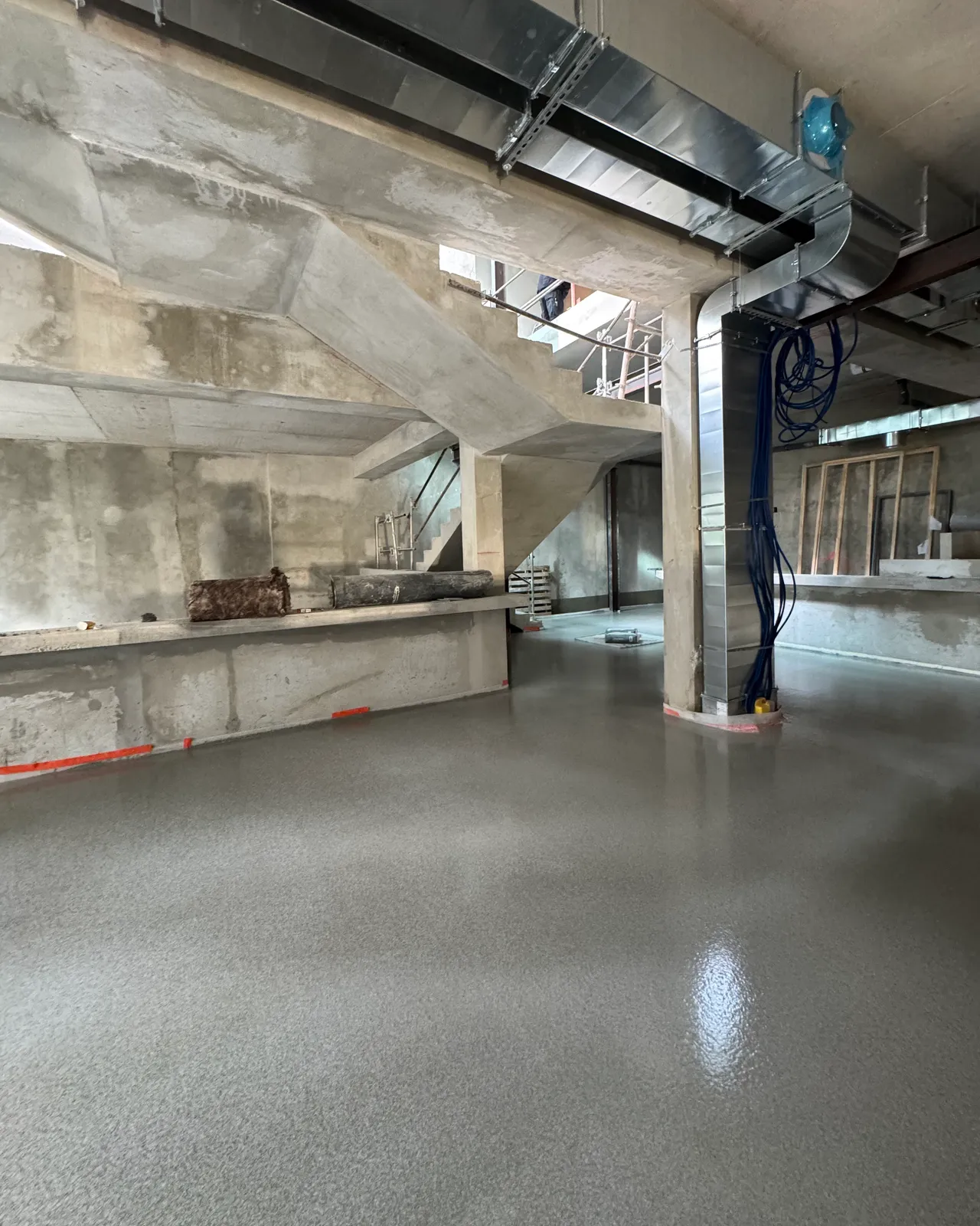 Application de la chape ciment Cemfloor C20 fibrée — Carré Victoria, Hyères