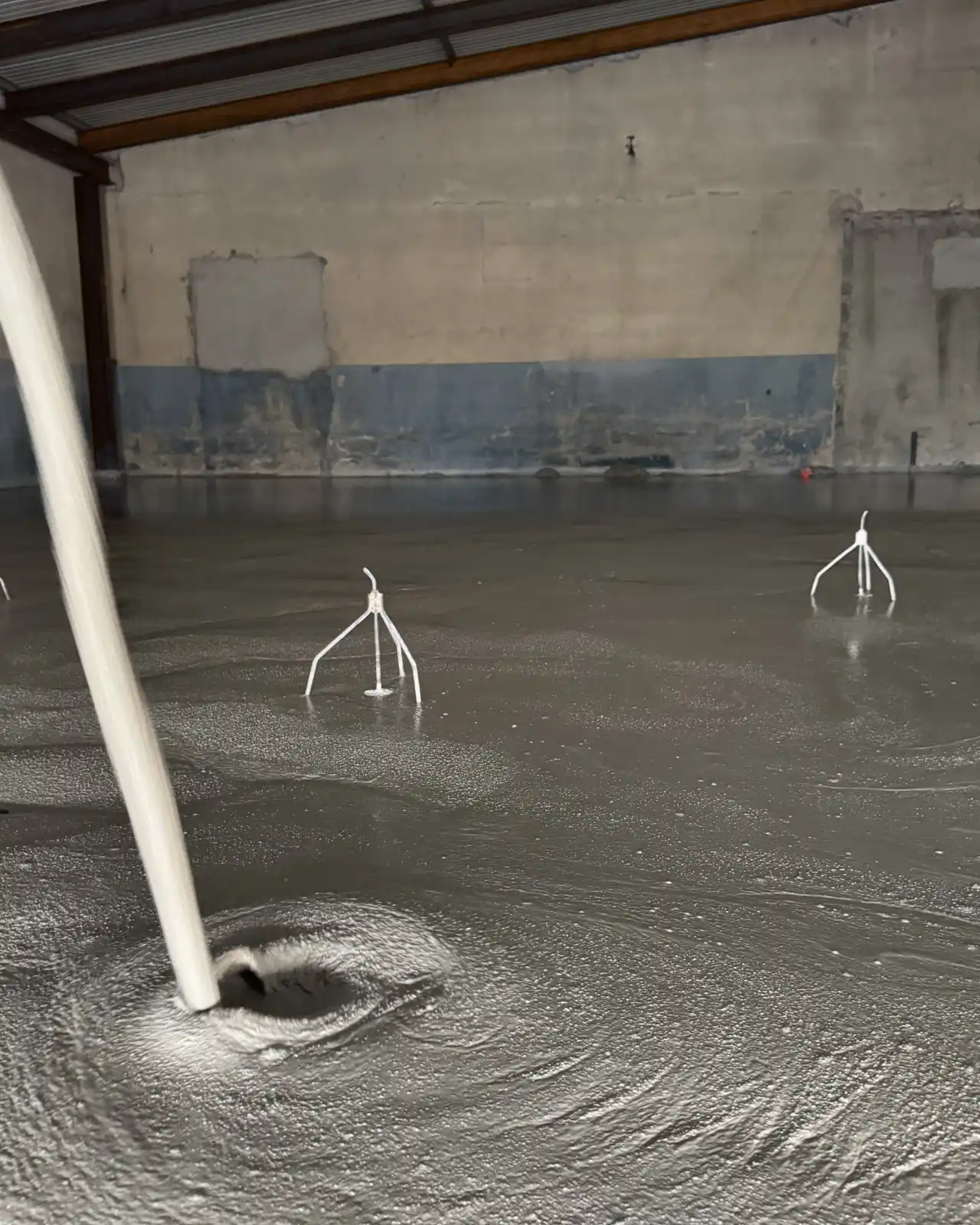 Application de la chape fluide ciment Cemfloor C30 ultra-fine — garage, La Seyne-sur-Mer (83)