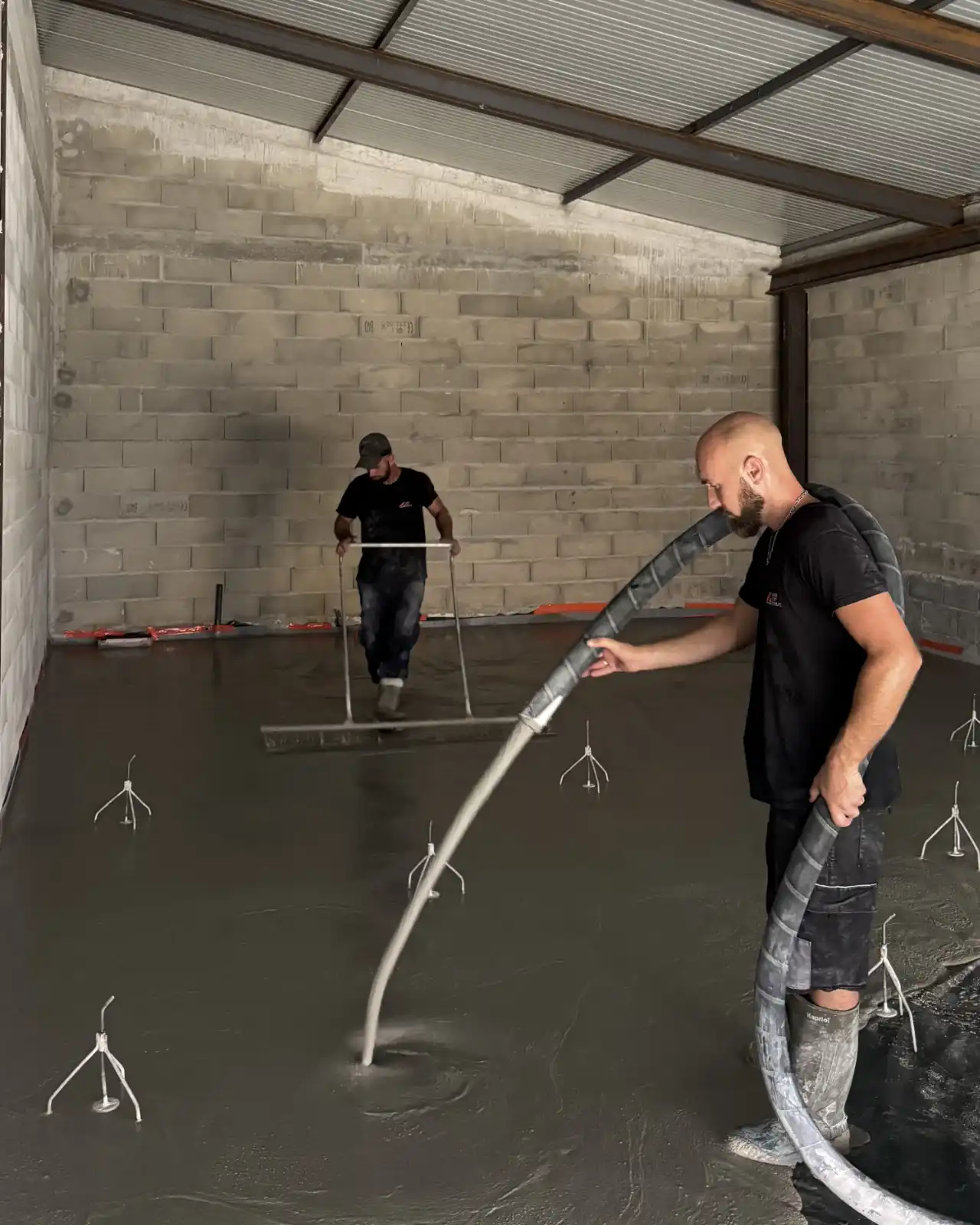 Chape ciment Cemfloor C30 en cours de séchage, épaisseur 2,5 cm — La Seyne-sur-Mer